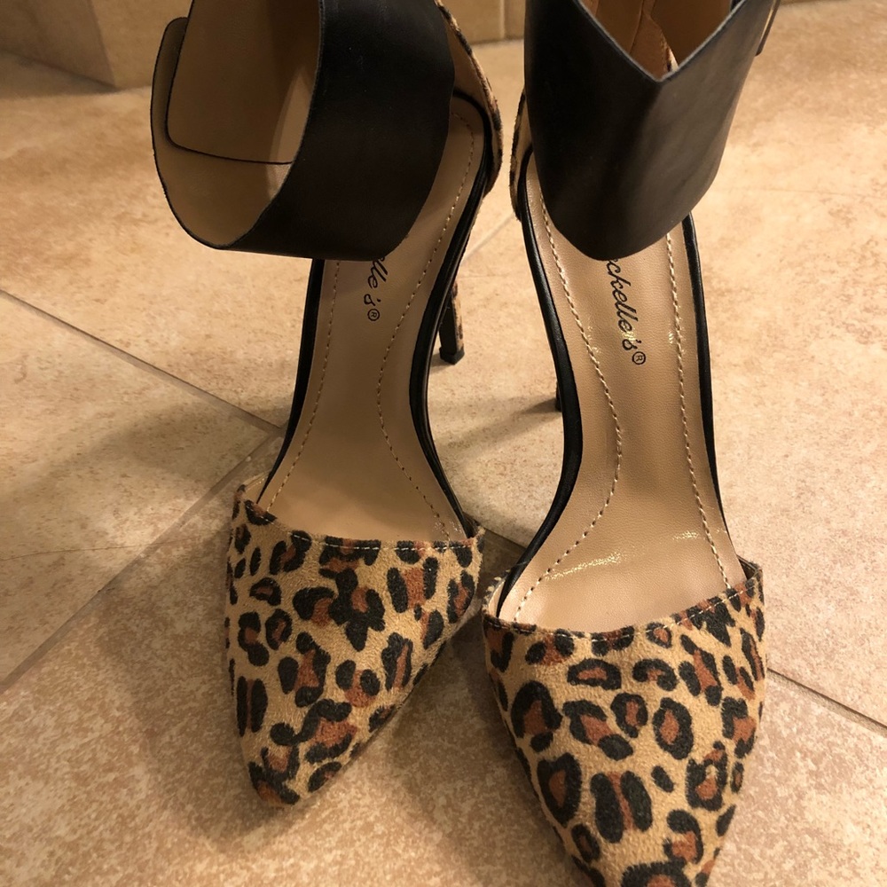 Leopard print pumps